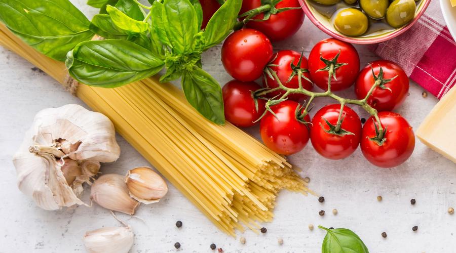 Spaghetti, tomatoes, basil, garlic and olives. 